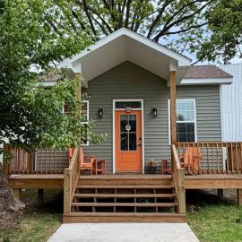 Vibrant Tiny Home Retreat on Creek & Fire Pit，開普吉拉多的飯店