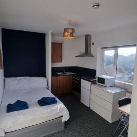 Self-Contained Studio Private Bathroom Sleeps 2, hotel in Nottingham