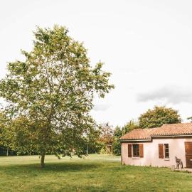 Family Chalet by Moncontour Lake, hotell i Moncontour