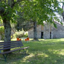 Family Mezzanine Cottage in Ardèche, מלון בChambonas