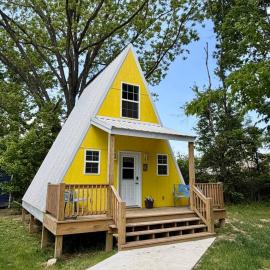 A-Frame at Inspiration Village on Boulder Creek, hotel in Cape Girardeau