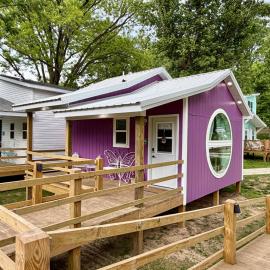 Purple Tiny Home With Fire Pit and Nature，開普吉拉多的飯店