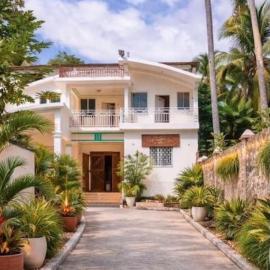 Mozard Hotel, hotel u gradu 'Cayes Jacmel'