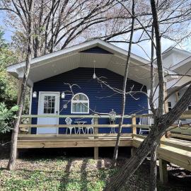 Romantic Tea Cottage with Deck and Nature, hotel in Cape Girardeau
