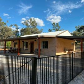 Lavinia Adults Retreat Rubyvale، فندق في Rubyvale