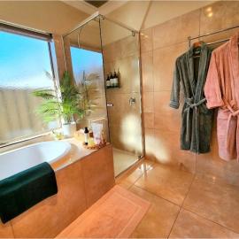 The Nest at Forest Lake - Stylish Guest Suite، فندق في Kangaroo Flat