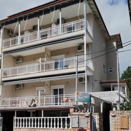 Achilleas Apartments, hotell i Paralía Skotínis