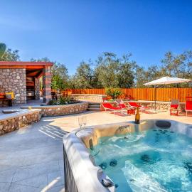 Villa Hemera - Mediterranean elegance with private jacuzzi and Capri views, hotel in Massa Lubrense
