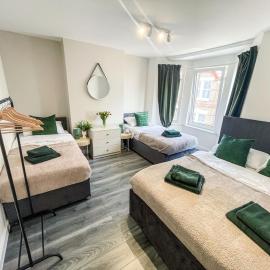 Poole Coastal House Sleeps 8 Near Sandbanks