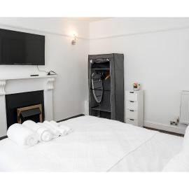 Entire Home Near Liverpool Whiston Hospital Knowsley, hotelli kohteessa Prescot