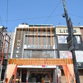 Crown Palace Hotel & Restaurant, מלון בHāpur