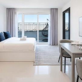 Free housekeeping visits during your stay - StayShort - Studio in Damac Hills that Sleeps 3 with Terrace!, hotel a Dubai Marina