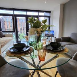 Stylish Leeds Escape - Spacious Balcony - Sleeps 4, hótel í Leeds