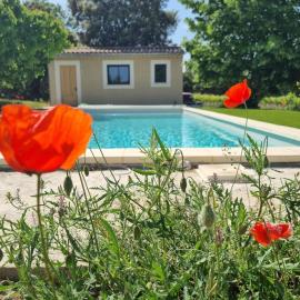 Maison avec piscine chauffée au cœur d'un domaine viticole en Provence au pied du mont ventoux, hotel em Carpentras