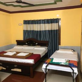 Triple Bedroom house Kitchen, Dining, Waiting Hall First Floor, hotell i Bhadrāchalam