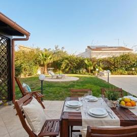 Villa Medea, con giardino, a 150m dal mare, Relax totale a Siracusa, hotell i Terrauzza