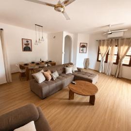 Grand appartement non loin du centre de Cotonou, hotel a Godomey