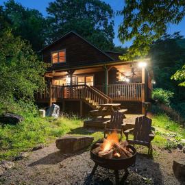Mountain Air Hot Tub-Fire Pit โรงแรมในบรายซันซิตี