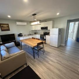 Modern Queen St Duplex 4BRs, hotel in Charlottetown