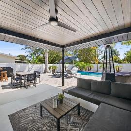 3BR Near Beach with 2 King Suites, Pool and BBQ, hotelli kohteessa Naples