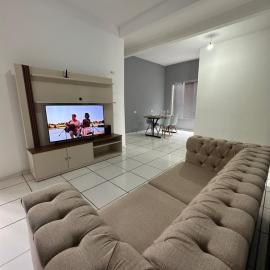 Casa bem localizada, com 2 Quartos amplos, Cozinha Equipada, Edícula, Wi-Fi, Garagem, próxima a Rodoviária, check-in automático das 21h as 08h, hotel in Teresina