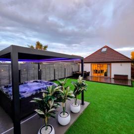 Private Luxe Bournemouth 5BR-7 Beds-3 Bath-Garden-Parking, hotel in Bournemouth