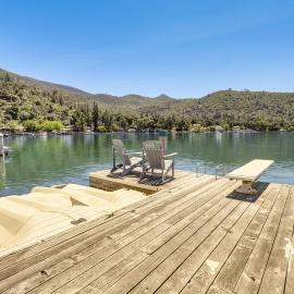 Scenic Clear Lake Cabin w/ Stunning Views!、Kelseyvilleのホテル