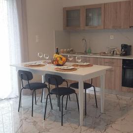Claudia's Apartments, готель у місті Аліверіон