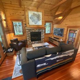 Charming Waterfront Cabin in McKenzie Bridge w/ AC, hotel v destinaci McKenzie Bridge