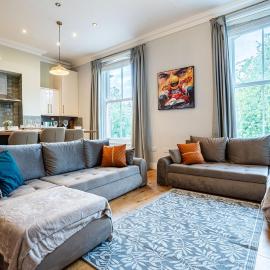 Luxe Maisonette House - Sleeps 16 - Free parking, hotel in Central Station