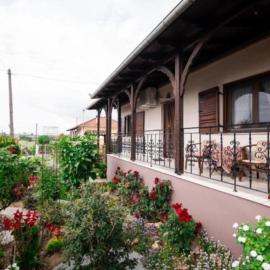 Red Roses-Traditional House, hotel di Kateríni