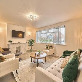 Grand 4BR Home Near Heathrow Free Parking & Garden, готель у місті Sunbury Common