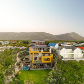 Crayfish Lodge Sea & Country Guest House – hotel w mieście Gansbaai