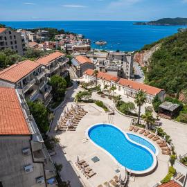 Two bedroom apartment with pool and sea view, Przno, hotel a Pržno