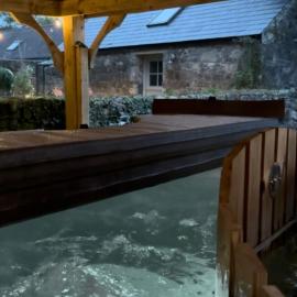 Historic Stone Cottage at Legan Castle Farmhouse with Hot Tub, hotel in Thomastown