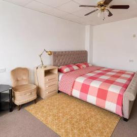 Stylish Studio with SuperKing Bed, hotel a Stonewood