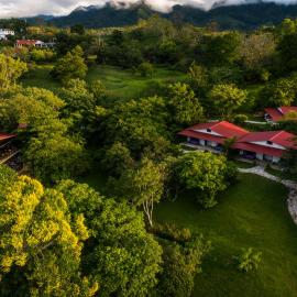 Los Susurros. Casa, hotel v mestu Palenque