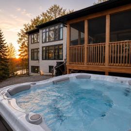 Dream Muskoka Retreat with Hot Tub, BBQ, Fire Pit and Theatre Room, hotel en Dwight