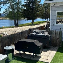 Waters Riverfront Property New Listing 2 Houses、Cascadeのホテル