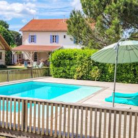 Grande Maison dans les Landes pour 10 pers avec piscine et salle escalade unique – hotel w mieście Lue