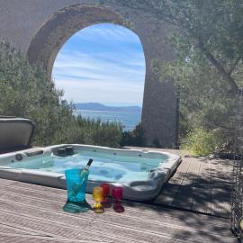 Maison vue mer avec jacuzzi Calanque de la Vesse, hotel a Le Rove
