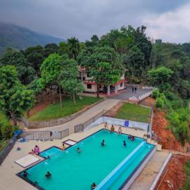 River Lounge Retreat Wayanad, hotel in Padinjarathara
