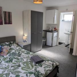 Corby Double & En-suite Rooms NN17 2LZ area Ideal Contractors Short & Long stays Opposite Lodge Park Leisure Center