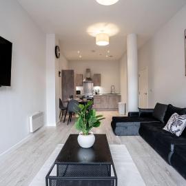 Leeds Dock Riverside Apartment Sleeps 8 and Parking, Hotel in Hunslet