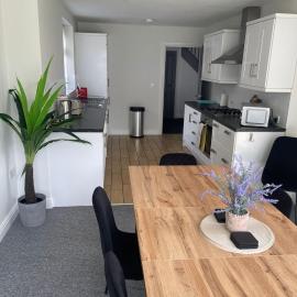 Modern spacious private detached house, hotel in Beeston