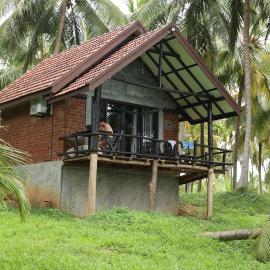 Aji fruit farm cottage peaceful lakeside farm stay with sunrise views 03, hotel in Embilipitiya