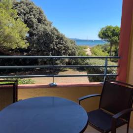 Studio Cabine front de mer Presqu île de Giens، فندق في هييريس