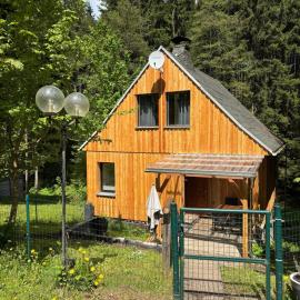 Ferienhaus in Finsterbergen، فندق في فريدريشرودا