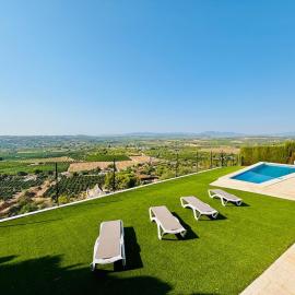 Modern Family Villa with Private Pool and Valley Views, хотел в Торент