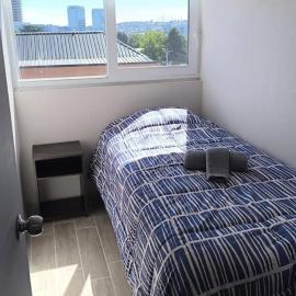 Cómodo departamento con estacionamiento y vista a la ciudad, hotel in Puerto Montt